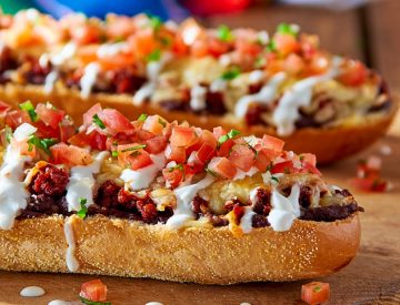 Con frijoles en pan rústico * Queso panela * Oaxaca o Manchego * Con top de Chorizo * Jamón * Tocino  Con frijoles en pan rústico * Queso panela * Oaxaca o Manchego * Con top de Chorizo * Jamón * Tocino